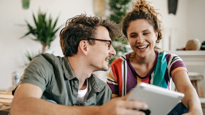 Junges Paar mit IgA-Nephropathie unterhalten sich über die Häufigkeit der IgAN