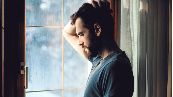 Mann leidet an IgAN und denkt über Folgen der Krankheit nach