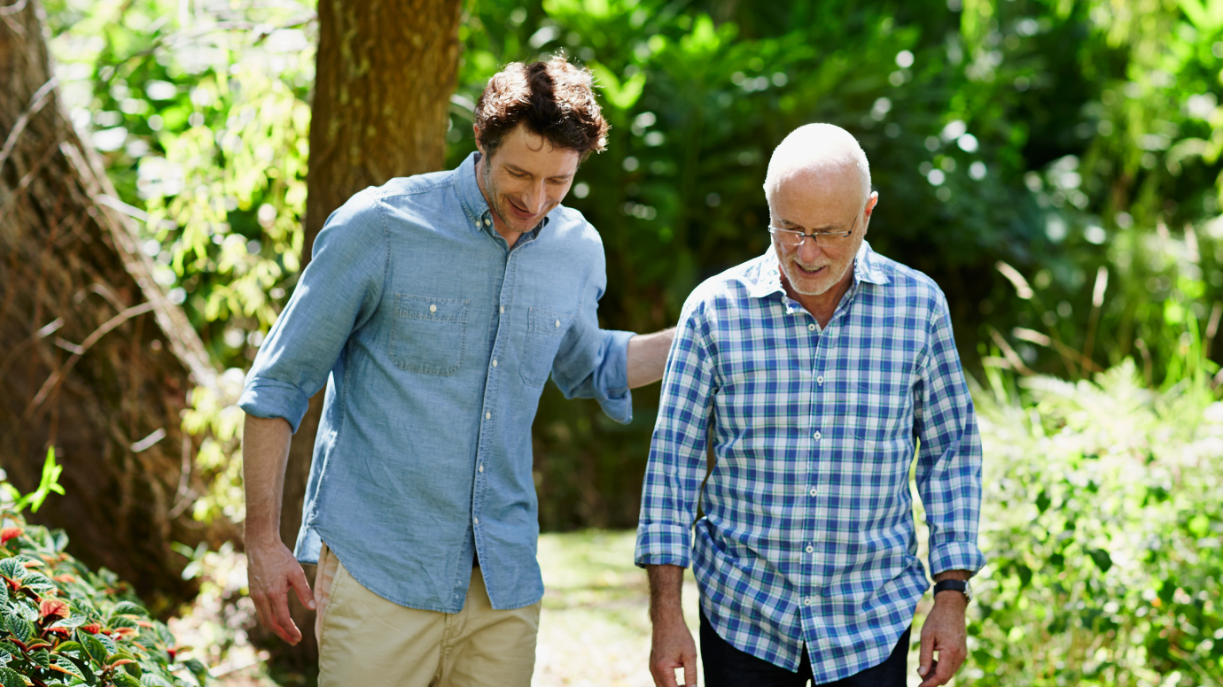 Sohn unterhält sich mit an IgAN erkrankten Vater beim Spaziergang im Wald