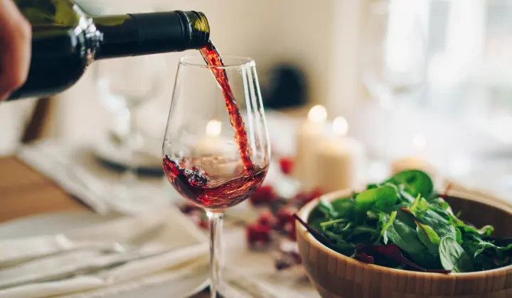 Rotwein wird eingeschenkt